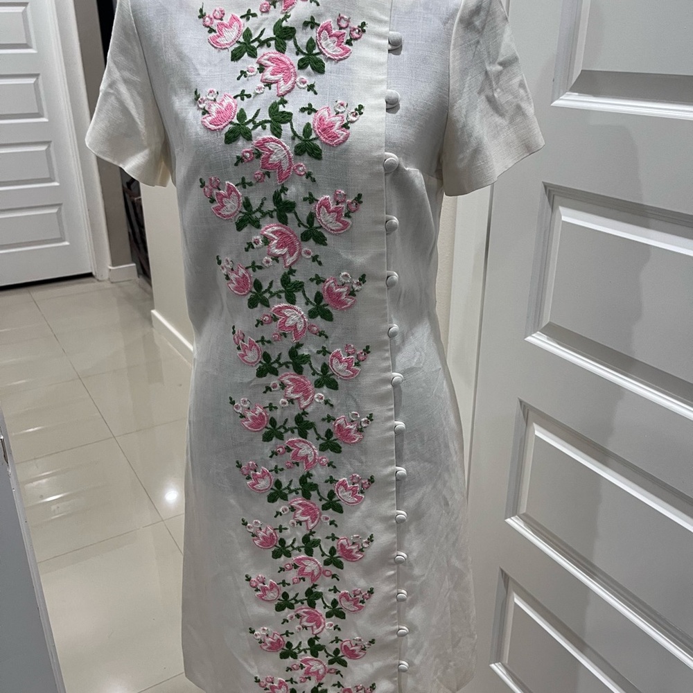 Celia Cream flower Embroider Midi Dress.